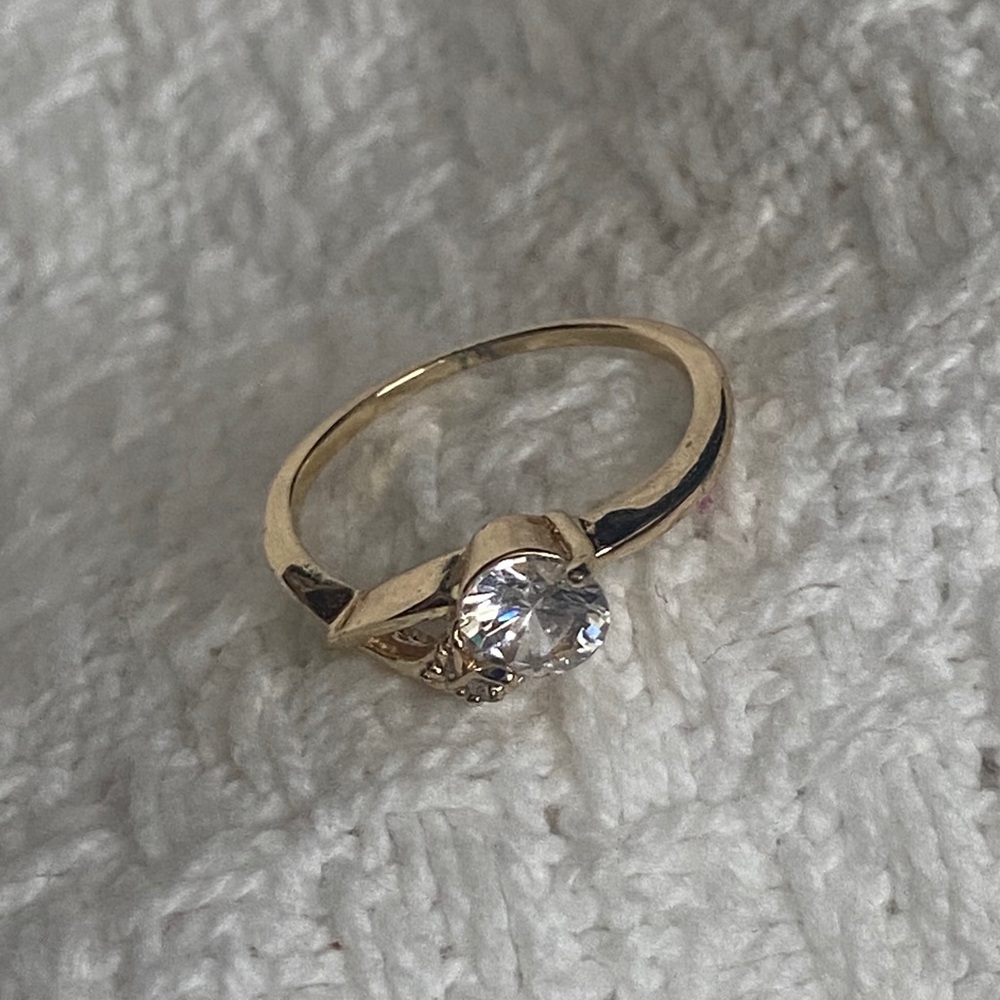 Beautiful solitaire! Size 8 - Picture 4 of 5